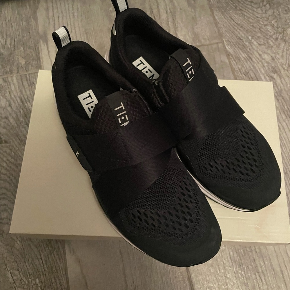 TIEM 5.5 SPINNING SHOES BLACK USED 3 TIMES GREAT CONDITION WITH CLIPS